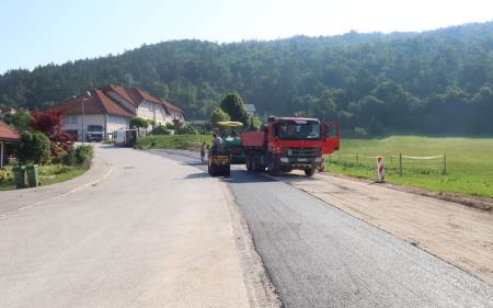 ASFALTIRANJE PARKIRNEGA PROSTORA OB GD GRAHOVO 06 FOTO LJUBO VUKELIČ